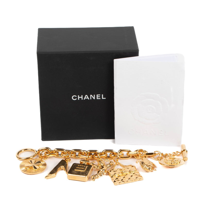Shop safe online at Labellov in Antwerp, Brussels and Knokke this 100% authentic second hand Chanel Vintage Gold Metal Lucky Icons Charm Bracelet