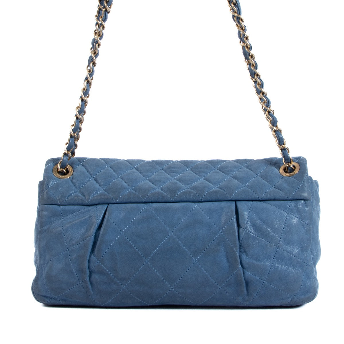 Shop safe online at Labellov in Antwerp, Brussels and Knokke this 100% authentic second hand Chanel Blue Iridescent Calfskin Medium Classic Flap Bag