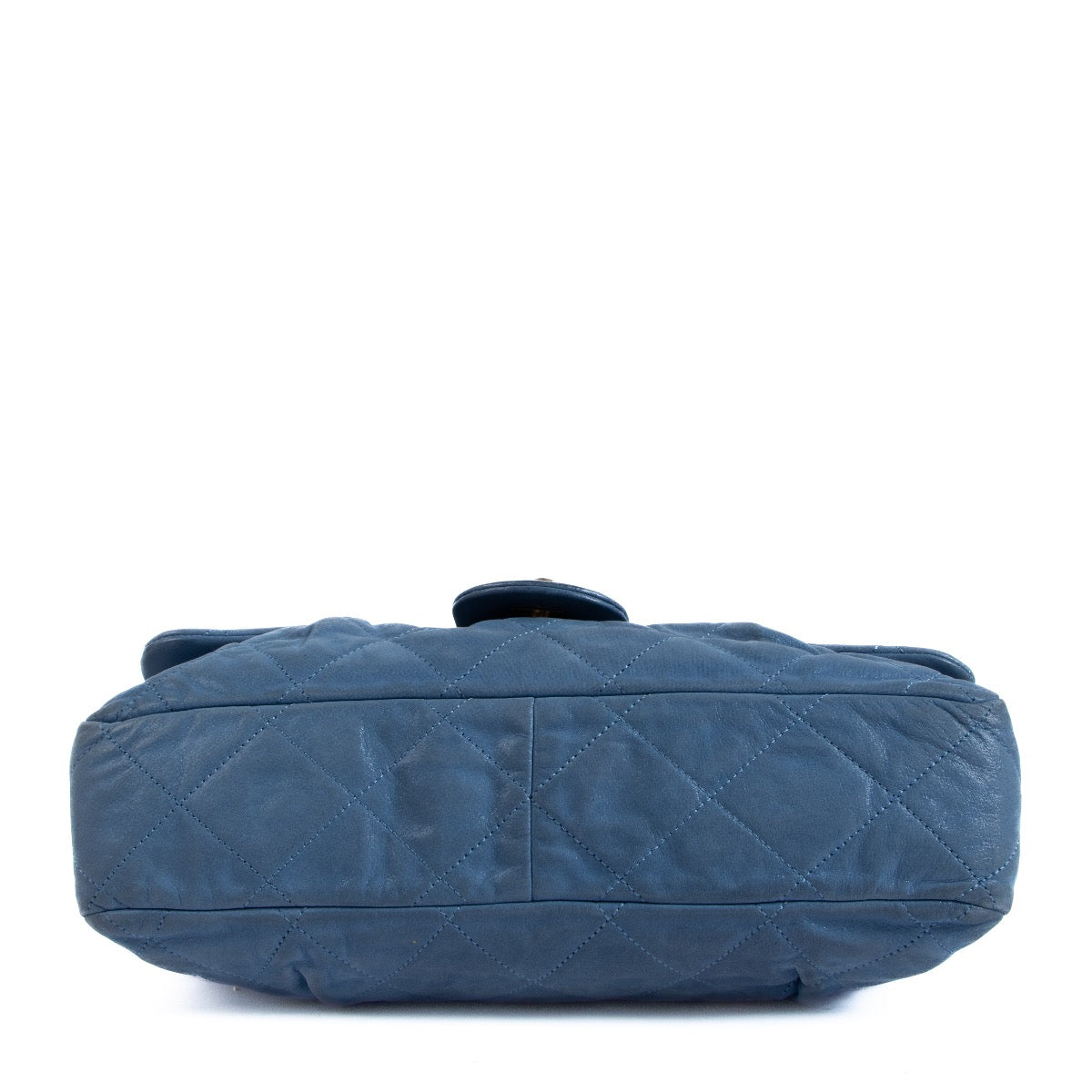 Shop safe online at Labellov in Antwerp, Brussels and Knokke this 100% authentic second hand Chanel Blue Iridescent Calfskin Medium Classic Flap Bag