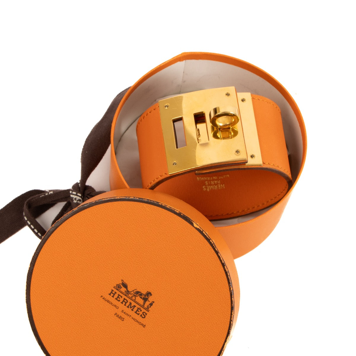 Shop safe online at Labellov in Antwerp, Brussels and Knokke this 100% authentic second hand Hermès Orange Leather Kelly Dog Bracelet