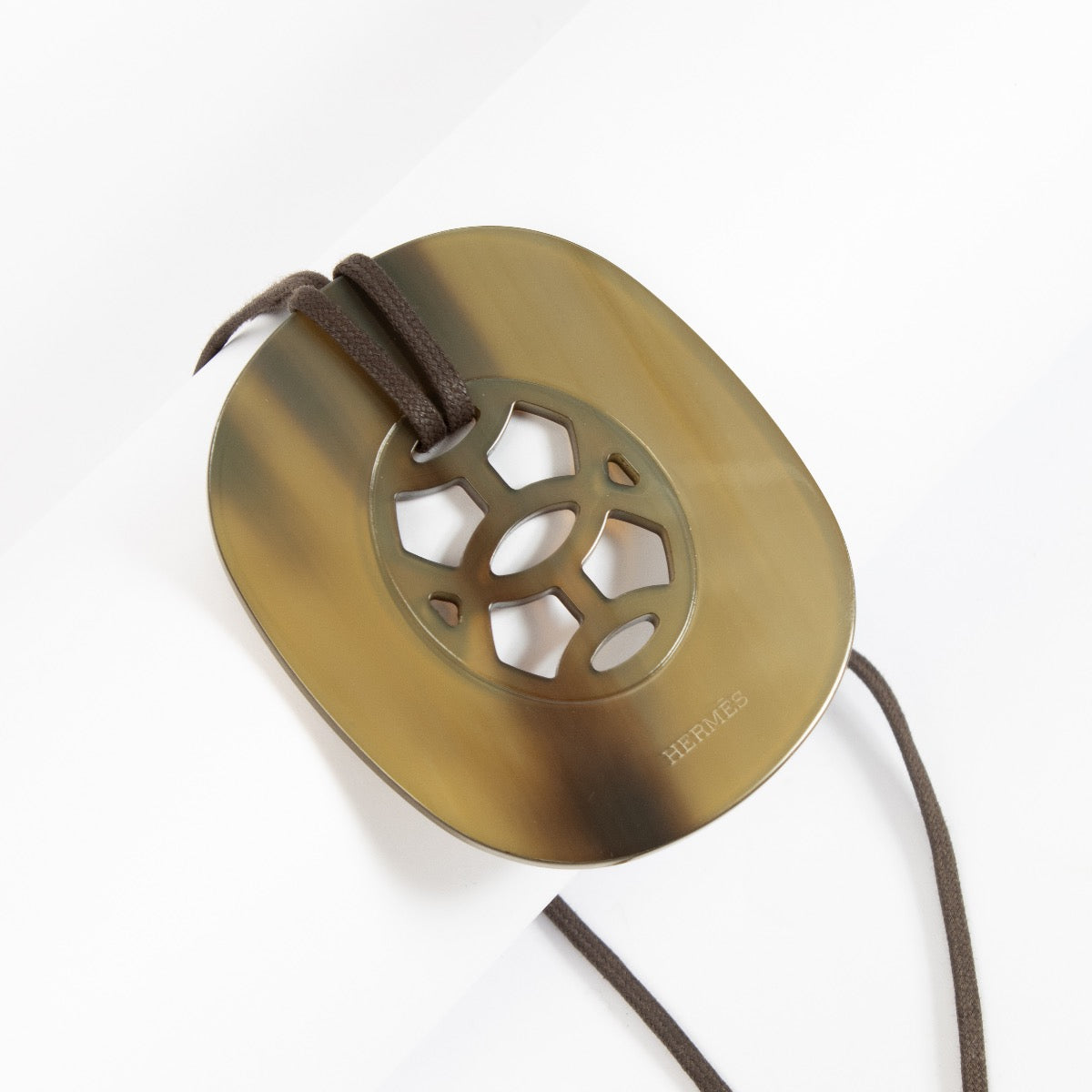 Shop safe online at Labellov in Antwerp, Brussels and Knokke this 100% authentic second hand Hermès Lift Horn Pendant Necklace