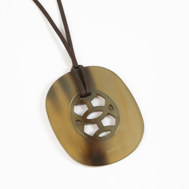 Shop safe online at Labellov in Antwerp, Brussels and Knokke this 100% authentic second hand Hermès Lift Horn Pendant Necklace