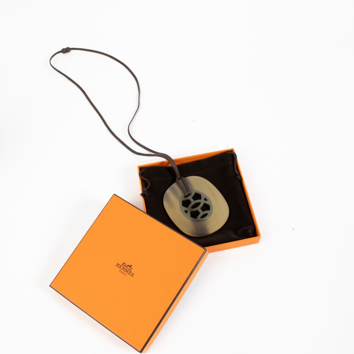 Shop safe online at Labellov in Antwerp, Brussels and Knokke this 100% authentic second hand Hermès Lift Horn Pendant Necklace