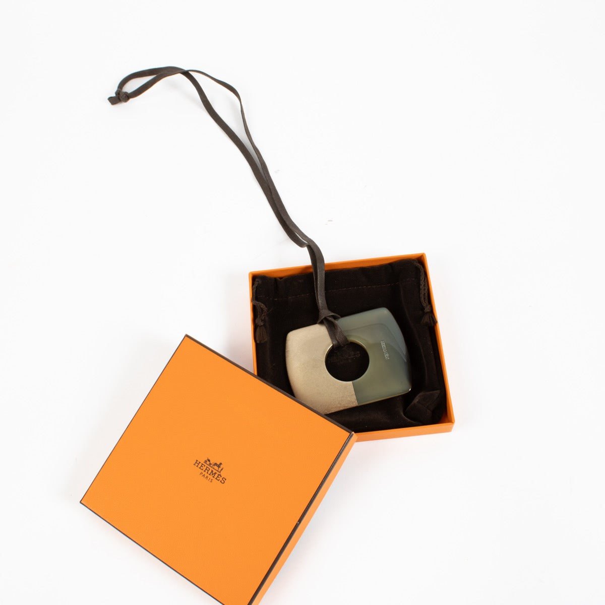 Shop safe online at Labellov in Antwerp, Brussels and Knokke this 100% authentic second hand Hermès Darva Horn Pendant Necklace