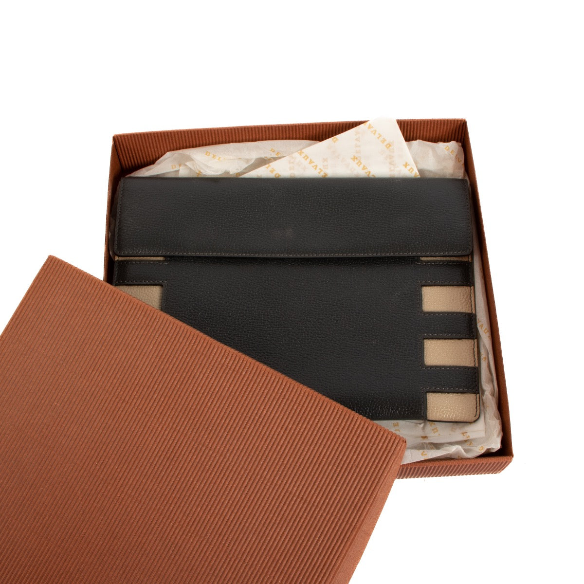 Buy authentic secondhand Delvaux bags at the right price at Labellov vintage webshop. Safe and secure online shopping. Koop authentieke tweedehands Delvaux tassen met juiste prijs bij Labellov. Achetez en ligne chez Labellov pour le meilleur prix.