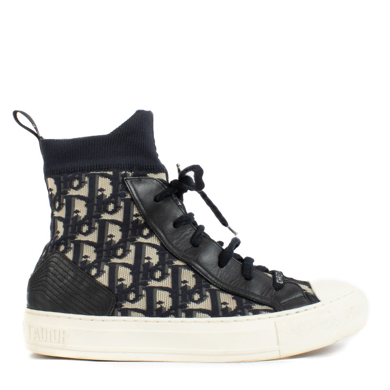 Shop safe online at Labellov in Antwerp, Brussels and Knokke this 100% authentic second hand Christian Dior Blue Oblique Knit Calf High Walk'n Sneakers - Size 39