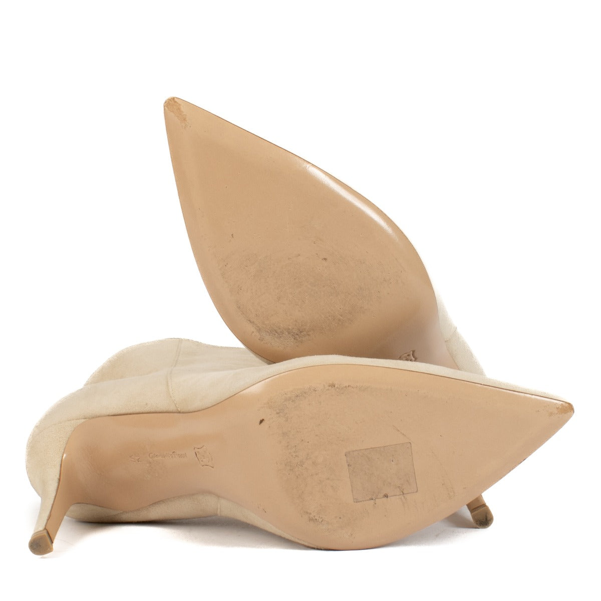Shop safe online at Labellov in Antwerp, Brussels and Knokke this 100% authentic second hand Gianvito Rossi Beige Suede Booty Tacco 85 Ankle Boots - Size 39,5