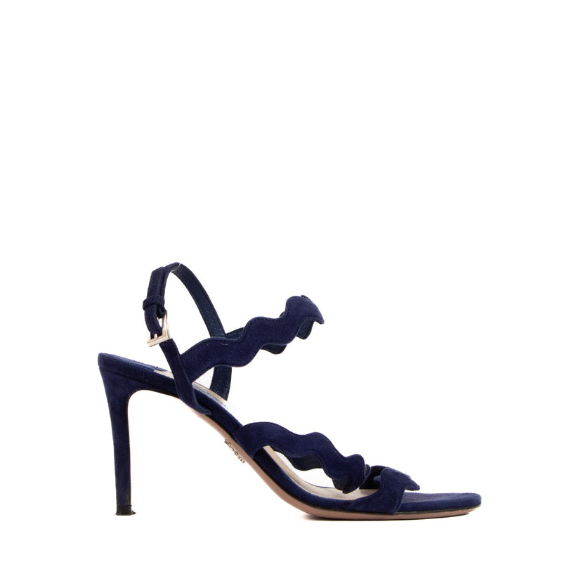 Pre loved Prada pumps in good condition on Labellov.com