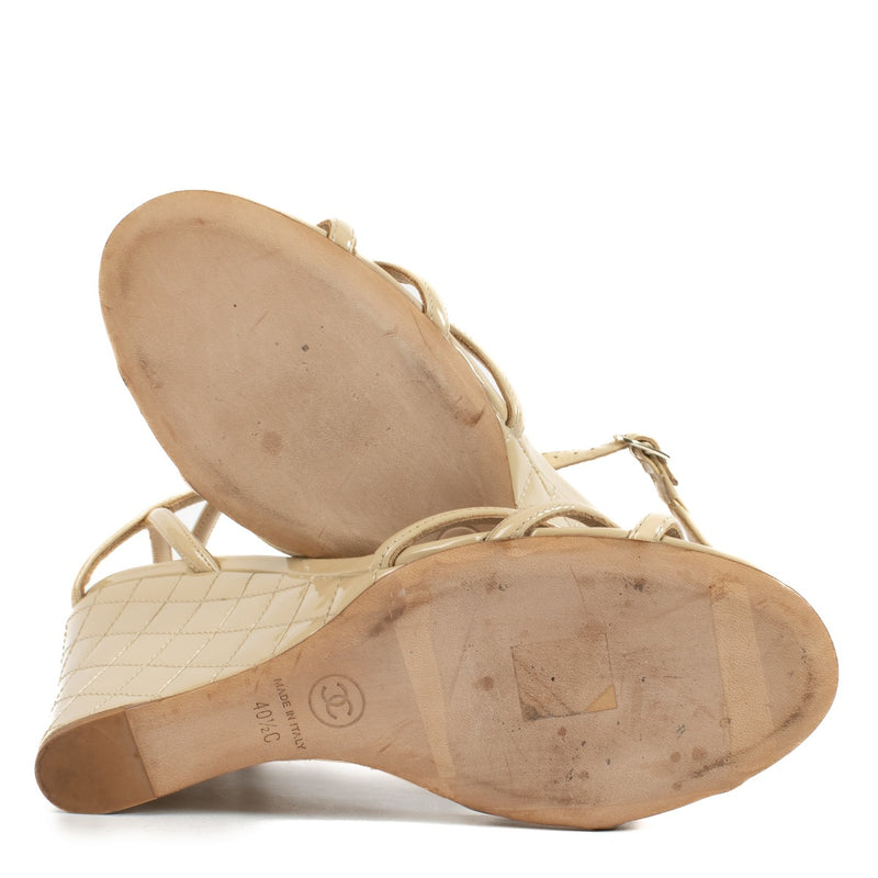 Chanel Beige Lakleren Wedge Sandalen - Maat 40,5