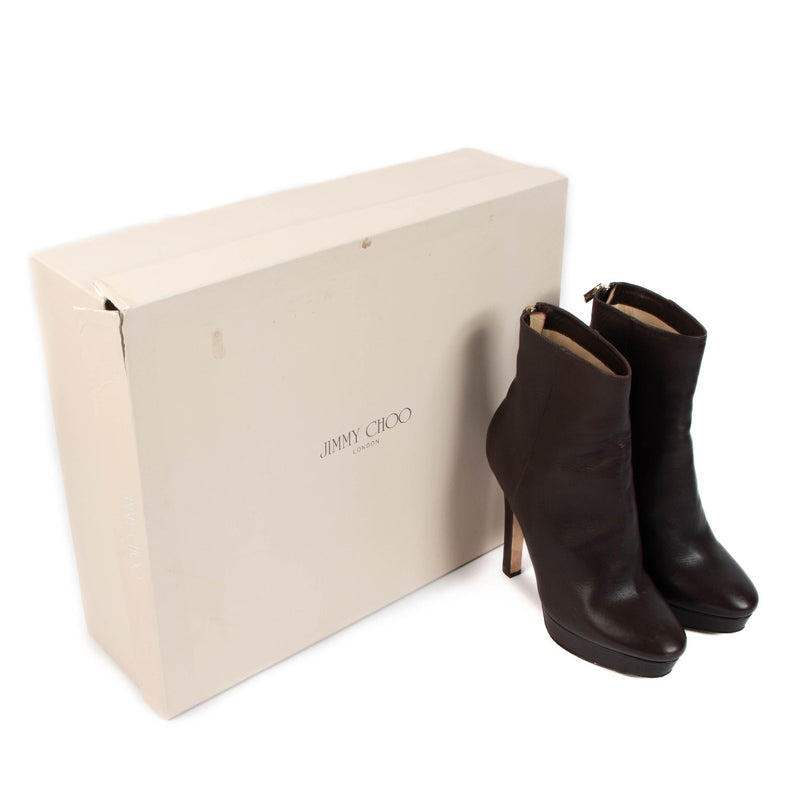 Jimmy Choo Brown Boots for the best price at Labellov secondhand luxury in Antwerp. We buy and sell your preloved and new designer bags.