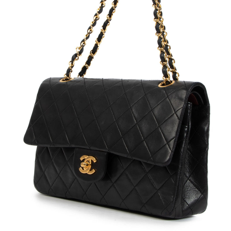 Second hand pre-owned Chanel Black Lambskin Medium Classic Flap Bag on www.labellov.com