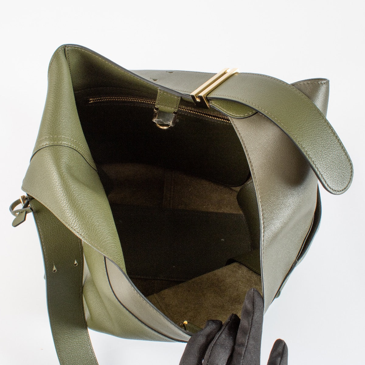 shop 100% authentic second hand Delvaux Kaki Sellier/Calf Souple So Cool MM on Labellov.com