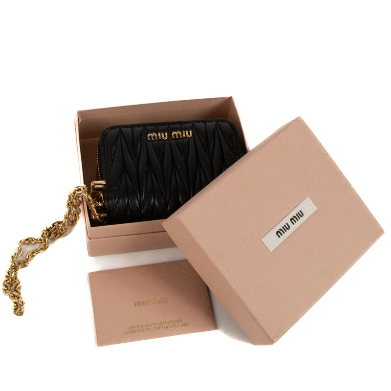 Shop safe online at Labellov in Antwerp, Brussels and Knokke this 100% authentic second hand Miu Miu Black Matelassé Wristlet Wallet