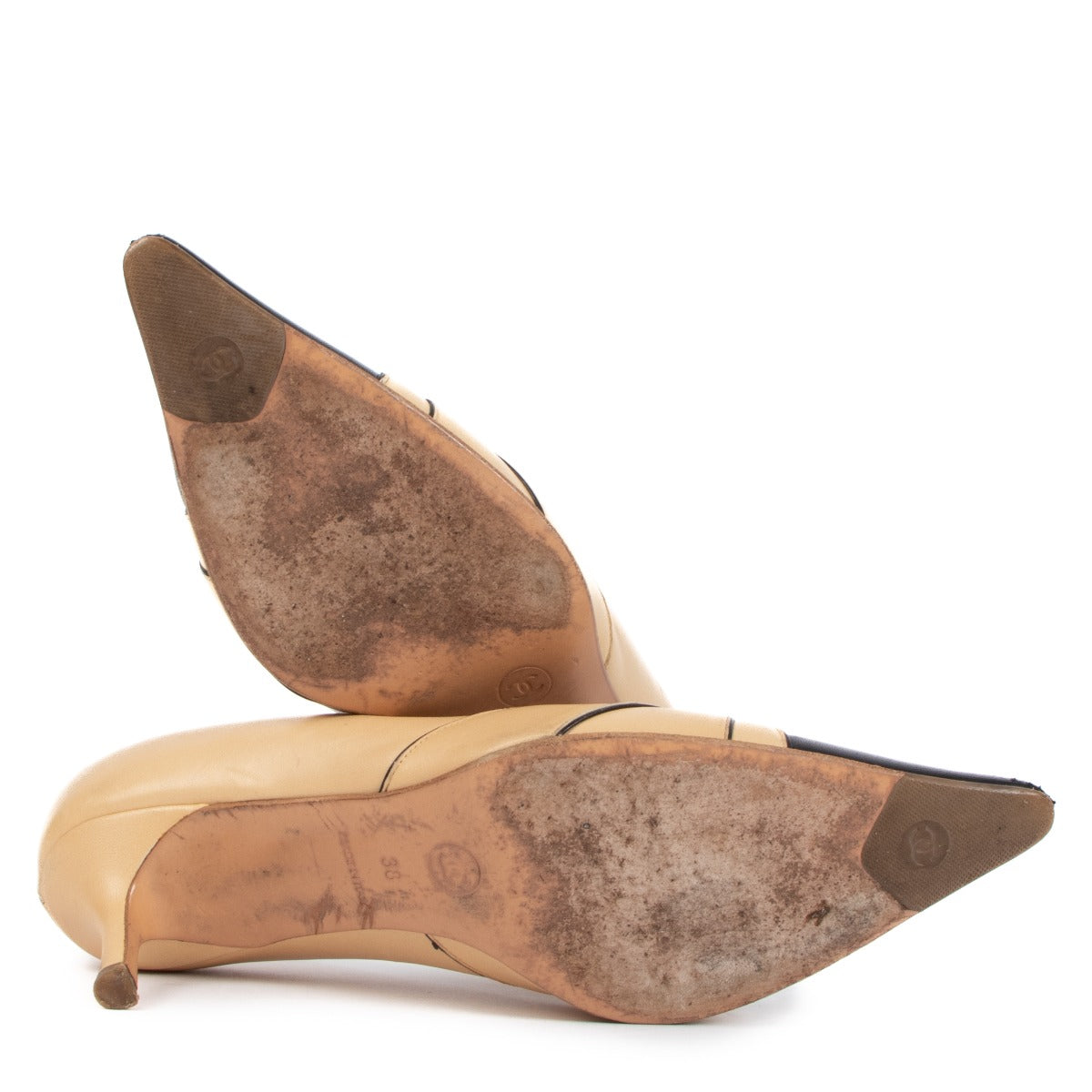 Escarpins Chanel beige à bout noir - Taille 38