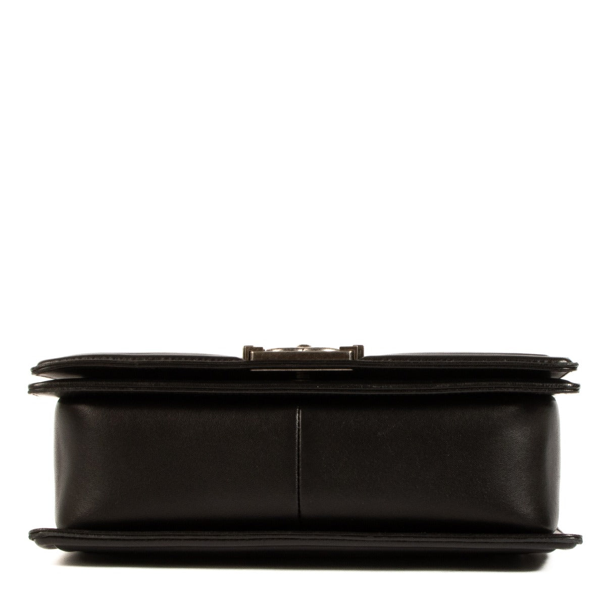 Shop safe online at Labellov in Antwerp, Brussels and Knokke this 100% authentic second hand Chanel Black Quilted Medium Boy Bag