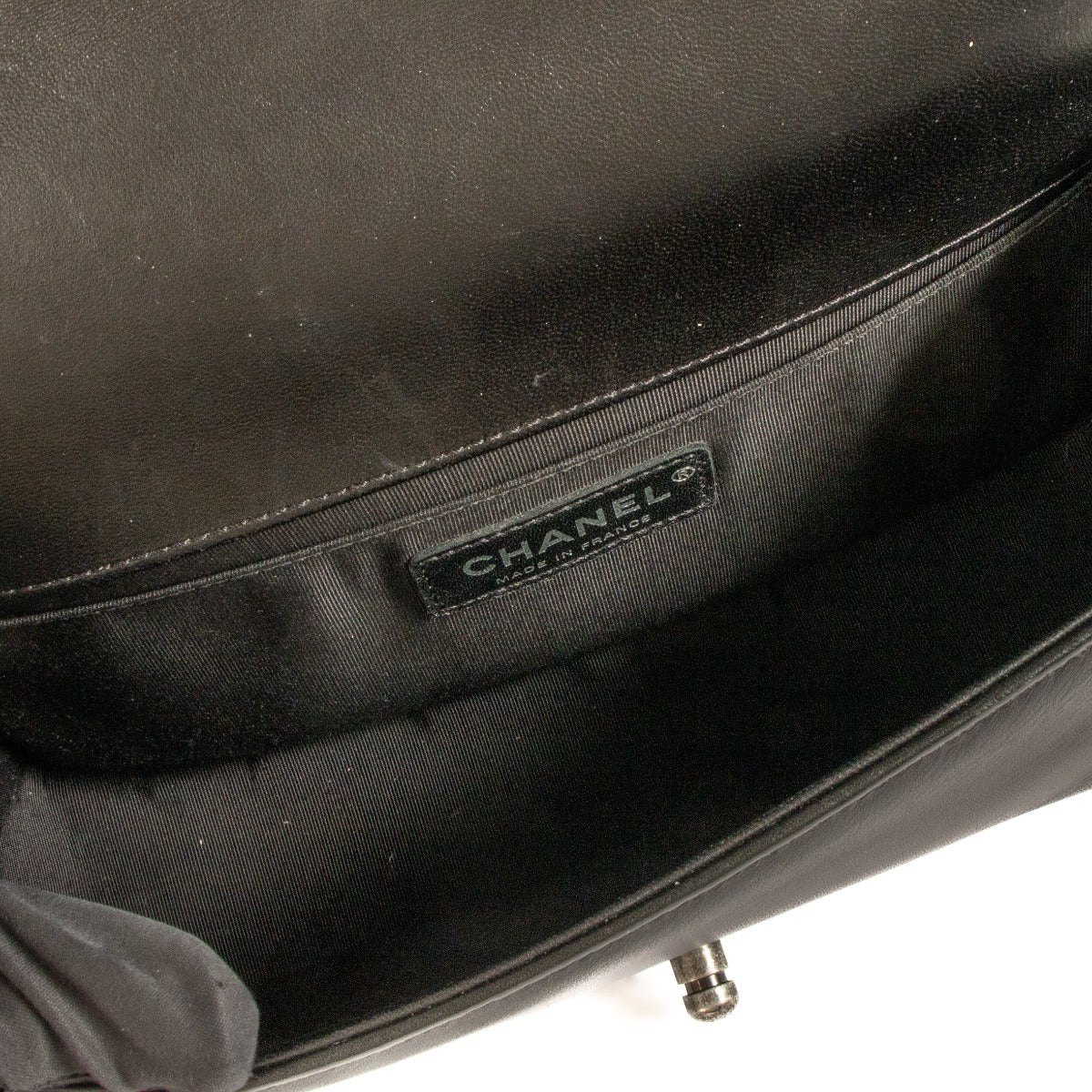 Shop safe online at Labellov in Antwerp, Brussels and Knokke this 100% authentic second hand Chanel Black Quilted Medium Boy Bag