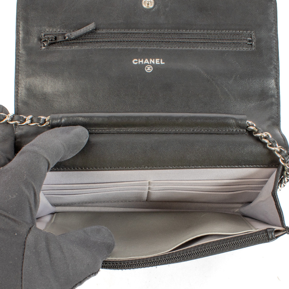 Portefeuille Chanel noir Camélia sur chaîne