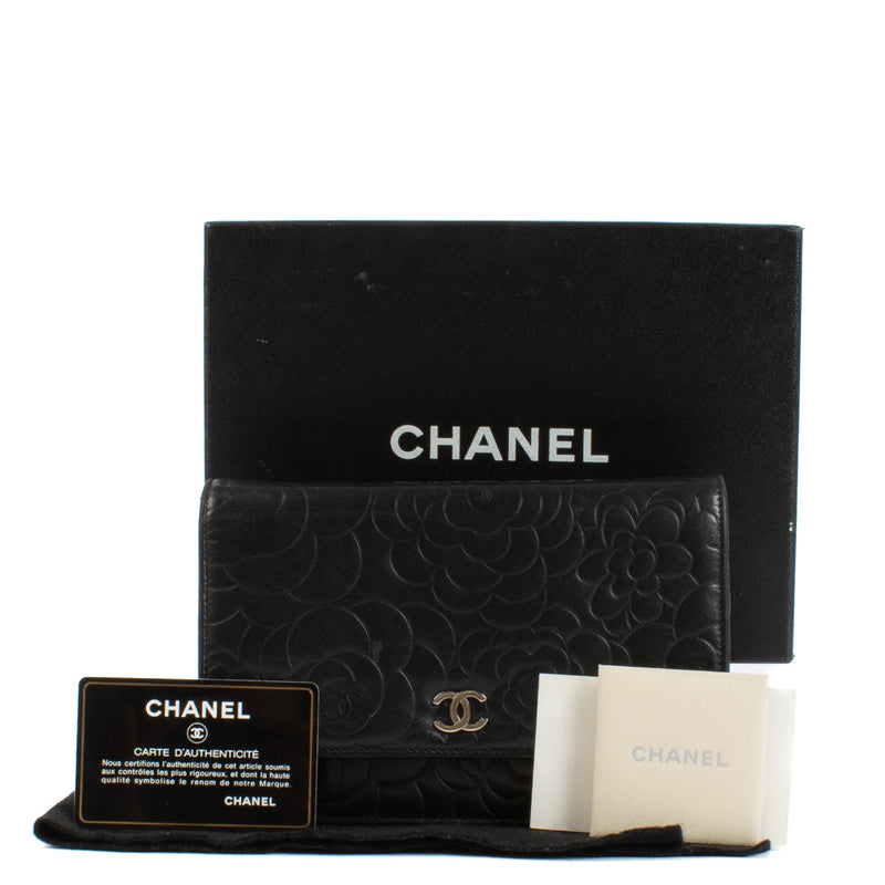Chanel Black Camellia Wallet On Chain for the best price at Labellov secondhand luxury in Antwerp and Knokke