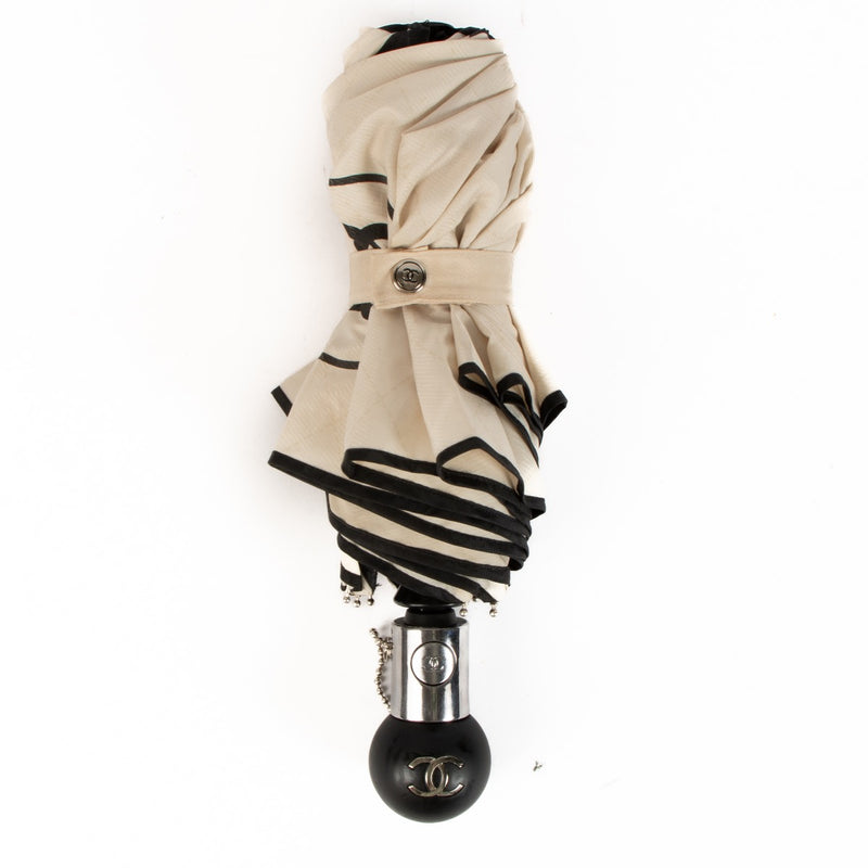 Buy authentic secondhand Chanel umbrella at the right price at Labellov vintage webshop. Safe and secure online shopping. Koop authentieke tweedehands Chanel tassen met juiste prijs bij Labellov