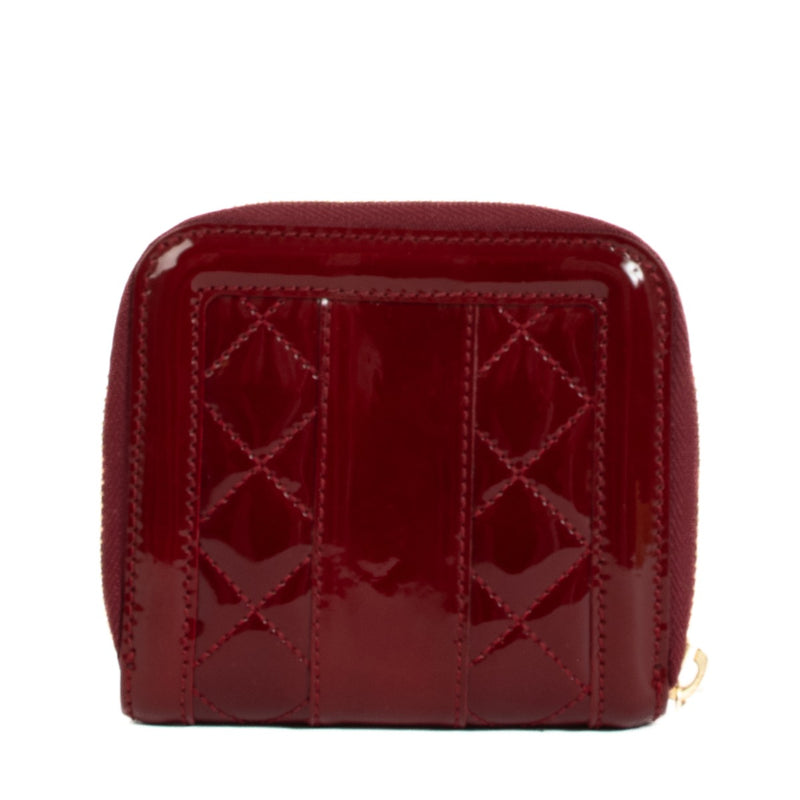 Burberry Red Patent Leather Wallet for the best price at Labellov secondhand luxury in Antwerp. We buy and sell your authentic designer bags for the best price.