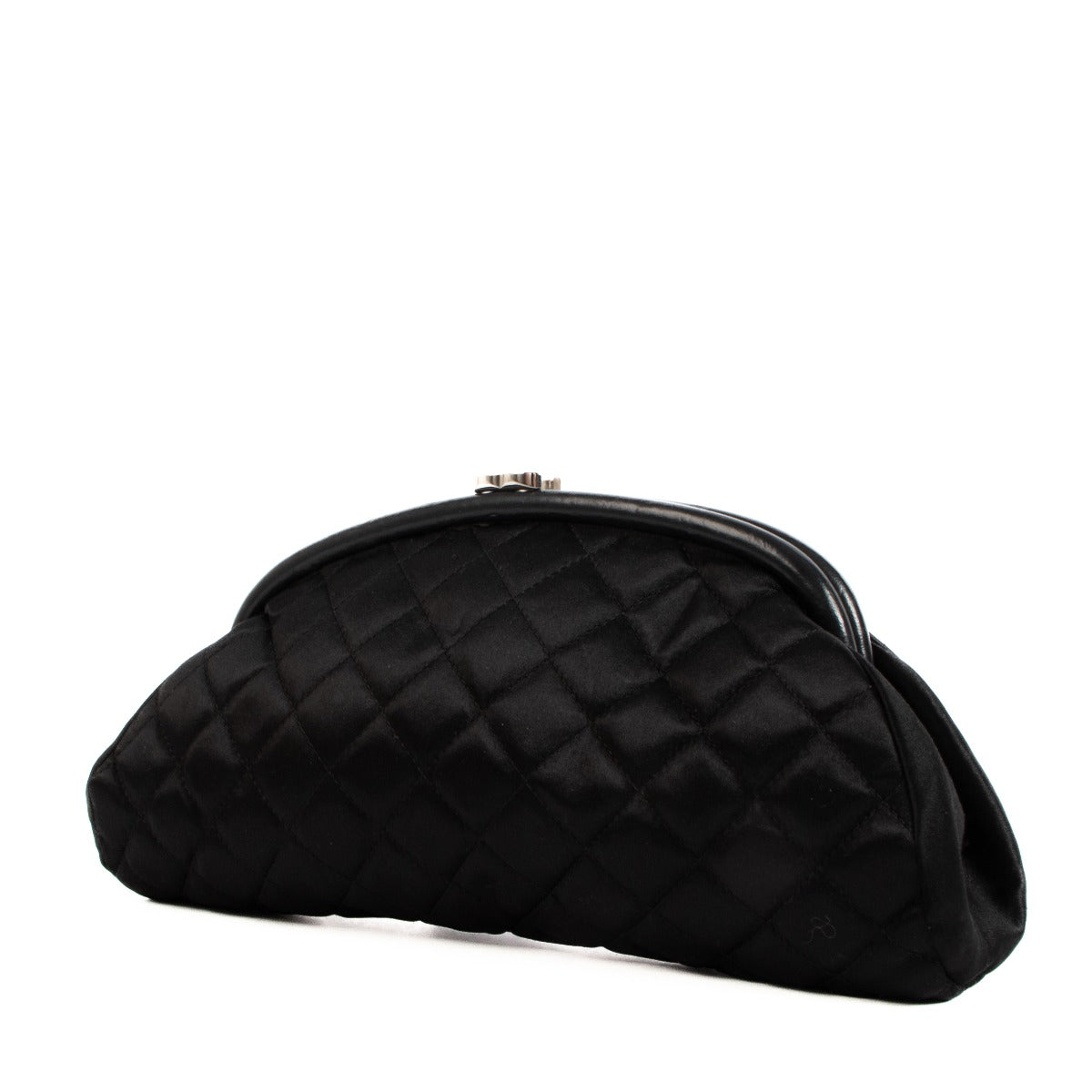 Chanel Black Satin Quilted Frame Clutch for the best price at Labellov secondhand luxury in Antwerp. We buy and sell your preloved designer bags.