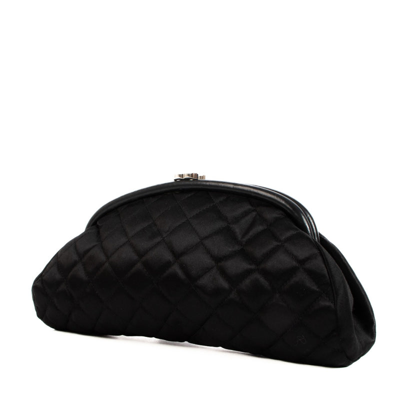 Chanel Black Satin Quilted Frame Clutch for the best price at Labellov secondhand luxury in Antwerp. We buy and sell your preloved designer bags.