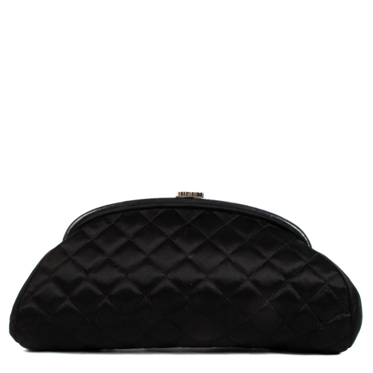 Pochette Chanel en satin matelassé noir avec fermoir rigide