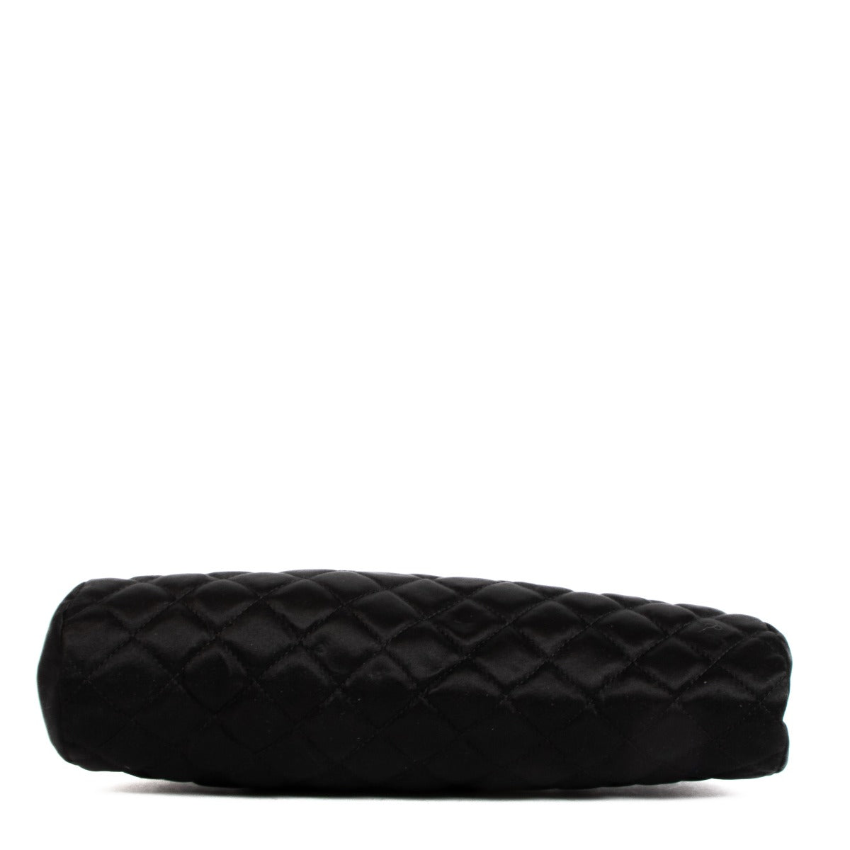 Pochette Chanel en satin matelassé noir avec fermoir rigide