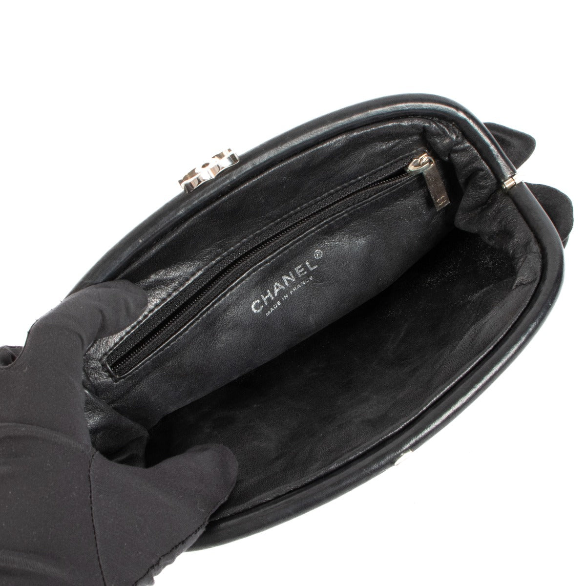 Pochette Chanel en satin matelassé noir avec fermoir rigide
