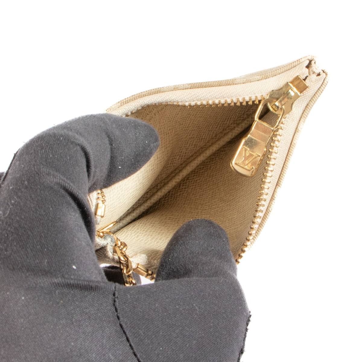Shop safe online at Labellov in Antwerp, Brussels and Knokke this 100% authentic second hand Louis Vuitton Beige Mini Lin Key Pouch Wallet
