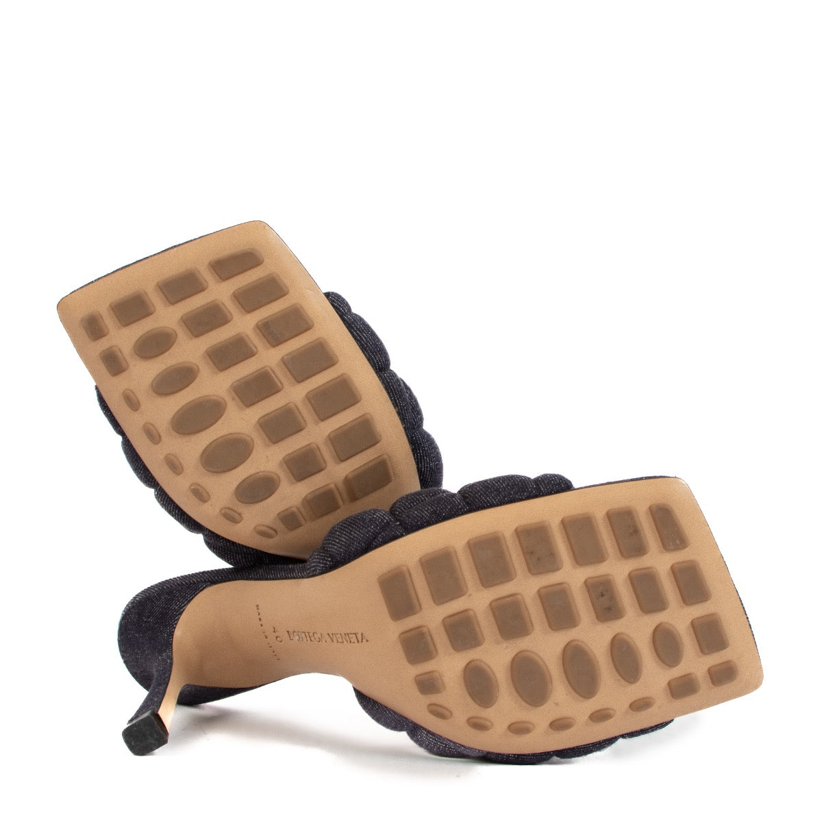 Shop safe online at Labellov in Antwerp, Brussels and Knokke these 100% authentic second hand Bottega Veneta Denim Padded Mules - size 40