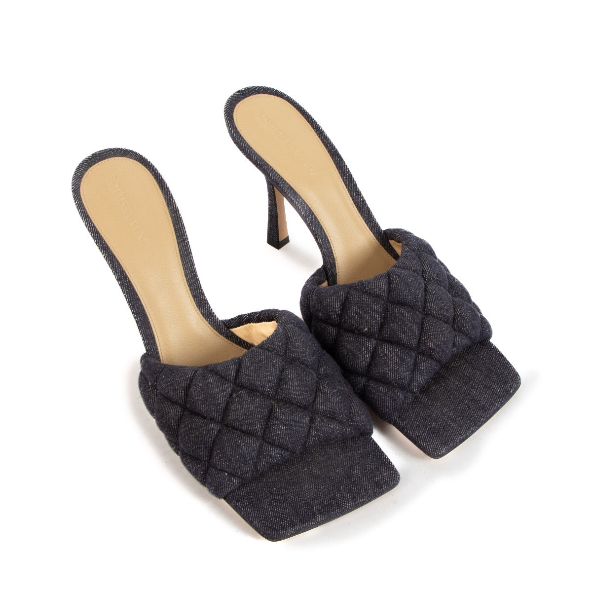 Shop safe online at Labellov in Antwerp, Brussels and Knokke these 100% authentic second hand Bottega Veneta Denim Padded Mules - size 40