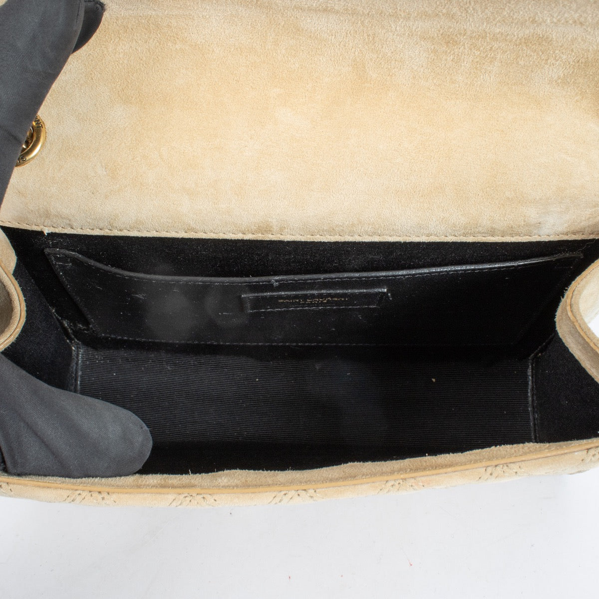 Shop the authentic Saint Laurent Beige Suede Medium Envelope Bag second hand on Labellov.com.