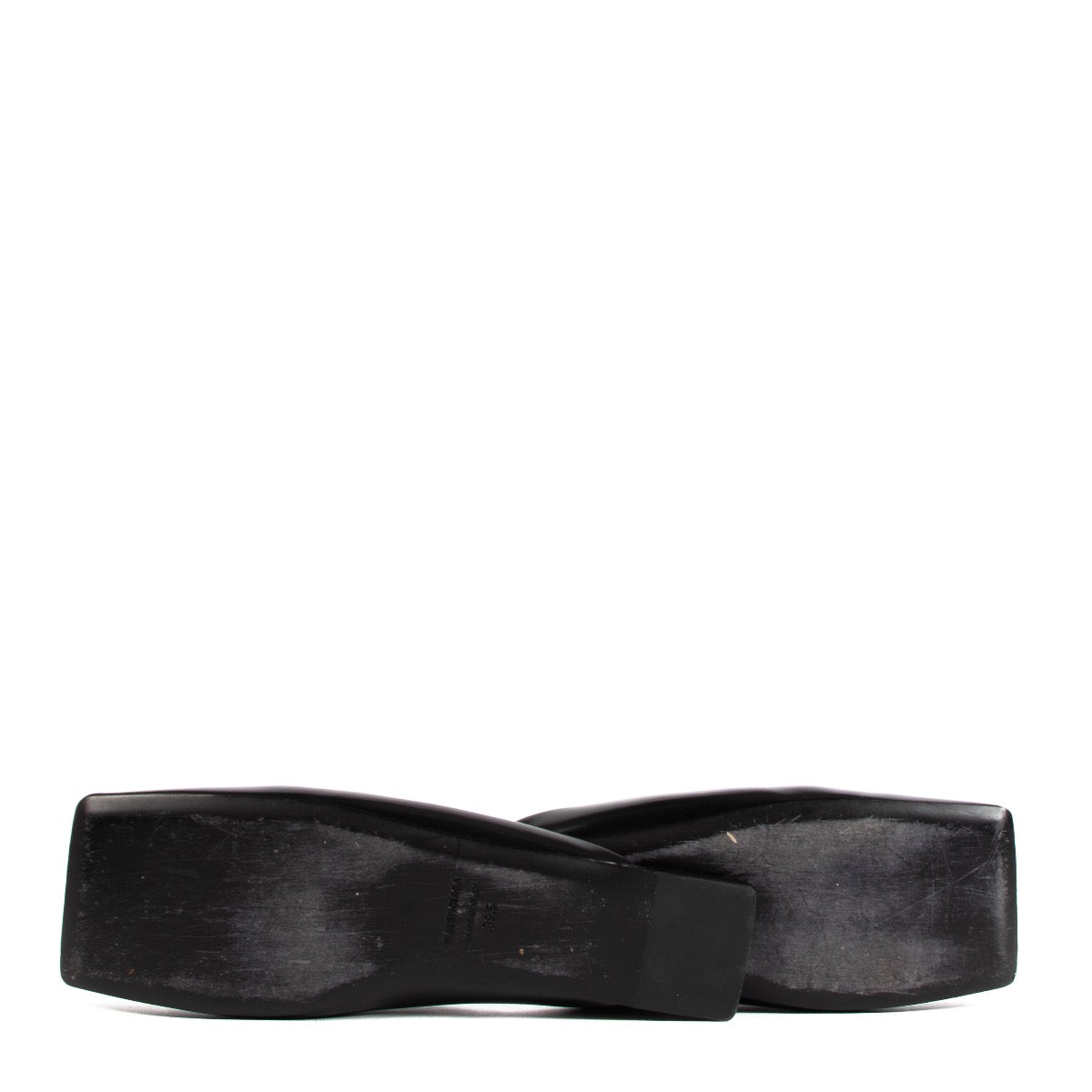 Shop safe online at Labellov in Antwerp, Brussels and Knokke these 100% authentic second hand Balenciaga Black Leather Double Square BB Flats - size 39,5