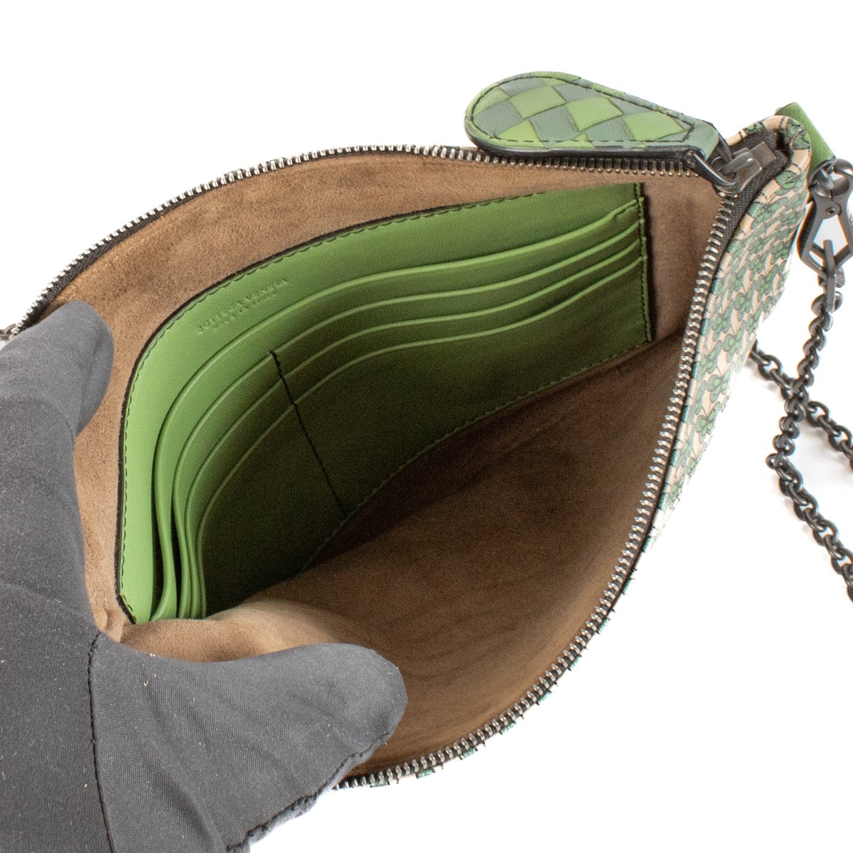 Shop safe online at Labellov in Antwerp, Brussels and Knokke this 100% authentic second hand Bottega Veneta Multicolor Butterfly Print Chain Pouch. Veilig online authentieke tweedehands Bottega Veneta Multicolor Butterfly Print Chain Pouch kopen bij Label