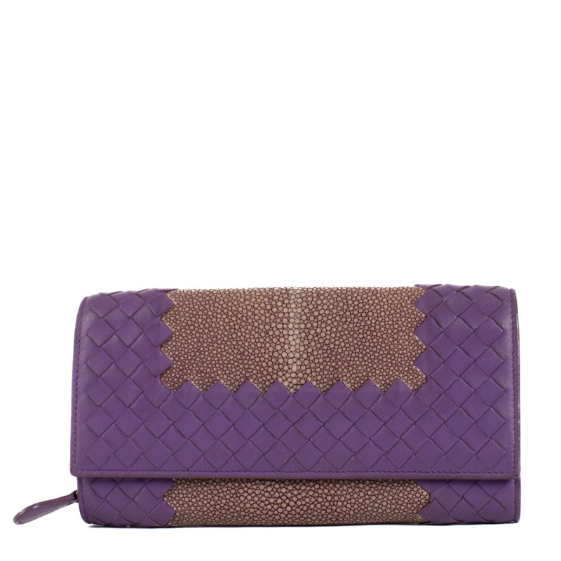 Shop safe online at Labellov in Antwerp, Brussels and Knokke this 100% authentic second hand Bottega Veneta Purple Galuchat Wallet. Veilig online authentieke tweedehands Bottega Veneta Purple Galuchat Wallet kopen bij Labellov.