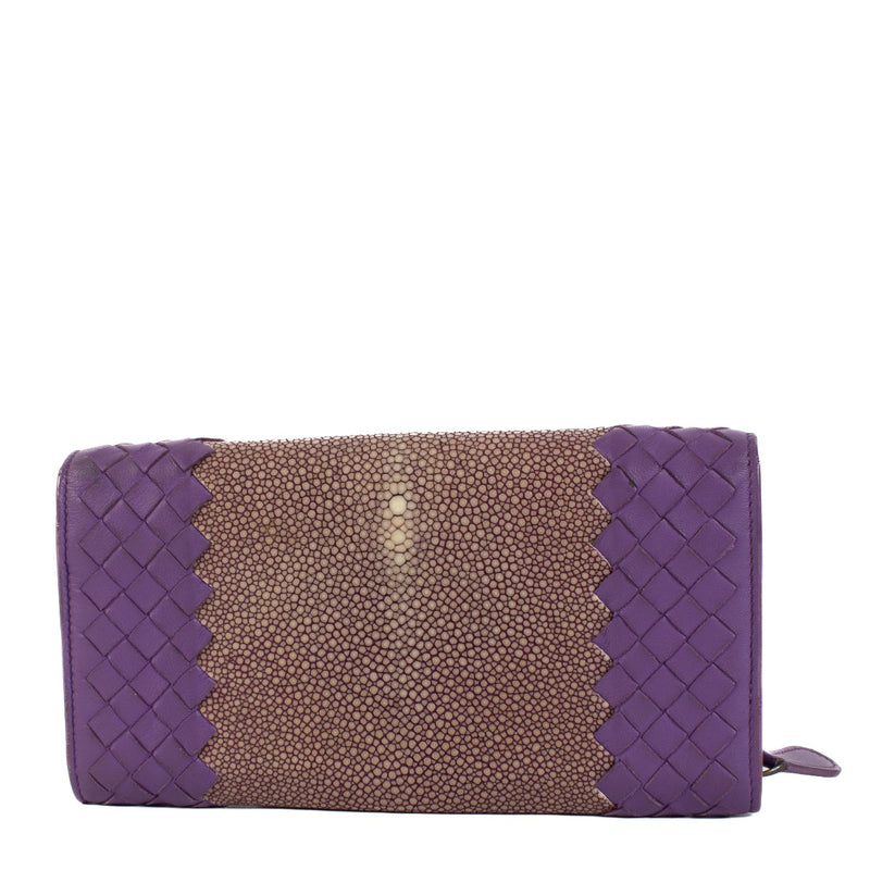 Shop safe online at Labellov in Antwerp, Brussels and Knokke this 100% authentic second hand Bottega Veneta Purple Galuchat Wallet. Veilig online authentieke tweedehands Bottega Veneta Purple Galuchat Wallet kopen bij Labellov.