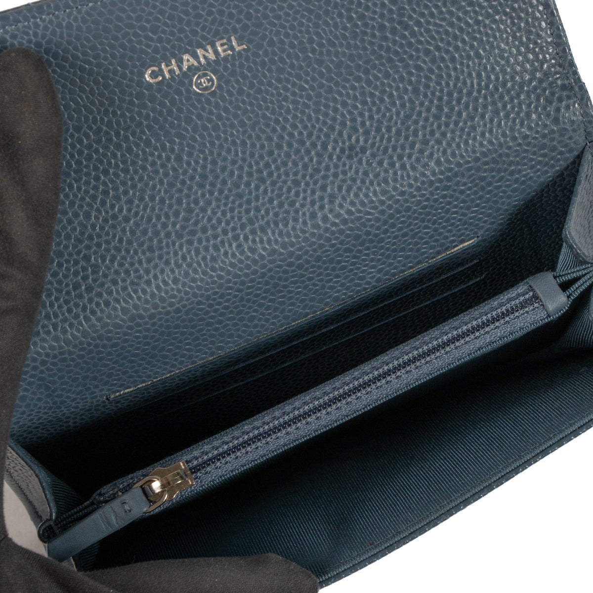 Portefeuille classique Chanel en cuir bleu denim