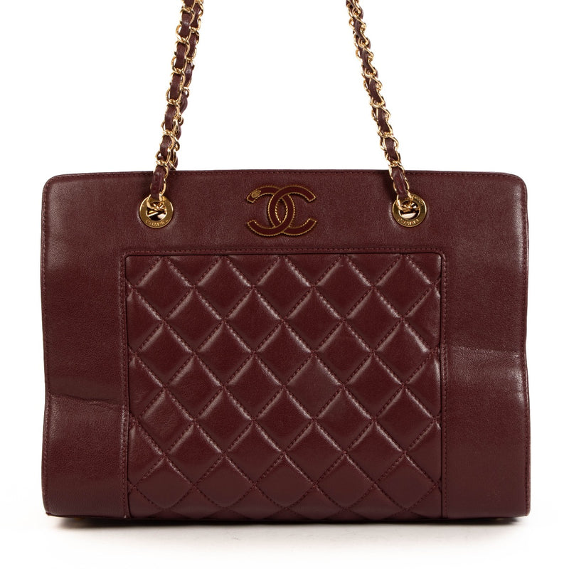 Shop safe online at Labellov in Antwerp, Brussels and Knokke this 100% authentic second hand Chanel Burgundy Quilted Leather Shopper Shoulder Bag