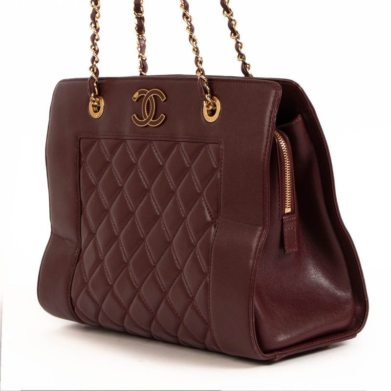 Shop safe online at Labellov in Antwerp, Brussels and Knokke this 100% authentic second hand Chanel Burgundy Quilted Leather Shopper Shoulder Bag