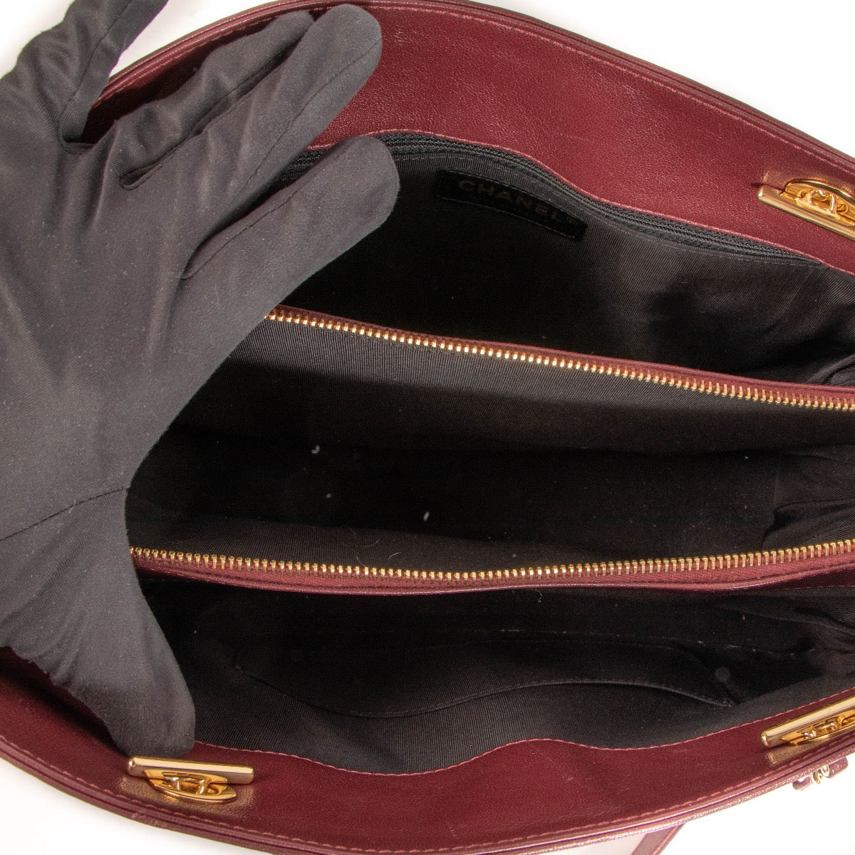 Shop safe online at Labellov in Antwerp, Brussels and Knokke this 100% authentic second hand Chanel Burgundy Quilted Leather Shopper Shoulder Bag