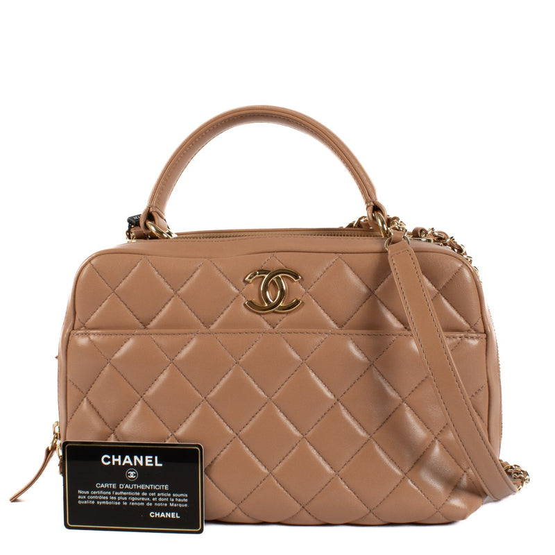 Shop safe online at Labellov in Antwerp, Brussels and Knokke this 100% authentic second hand Chanel Vieux Rose Metal Bar Bowling Bag. Koop veilig online bij Chanel Vieux Rose Metal Bar Bowling Bag.