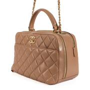 Shop safe online at Labellov in Antwerp, Brussels and Knokke this 100% authentic second hand Chanel Vieux Rose Metal Bar Bowling Bag. Koop veilig online bij Chanel Vieux Rose Metal Bar Bowling Bag.