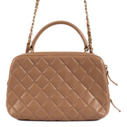 Shop safe online at Labellov in Antwerp, Brussels and Knokke this 100% authentic second hand Chanel Vieux Rose Metal Bar Bowling Bag. Koop veilig online bij Chanel Vieux Rose Metal Bar Bowling Bag.