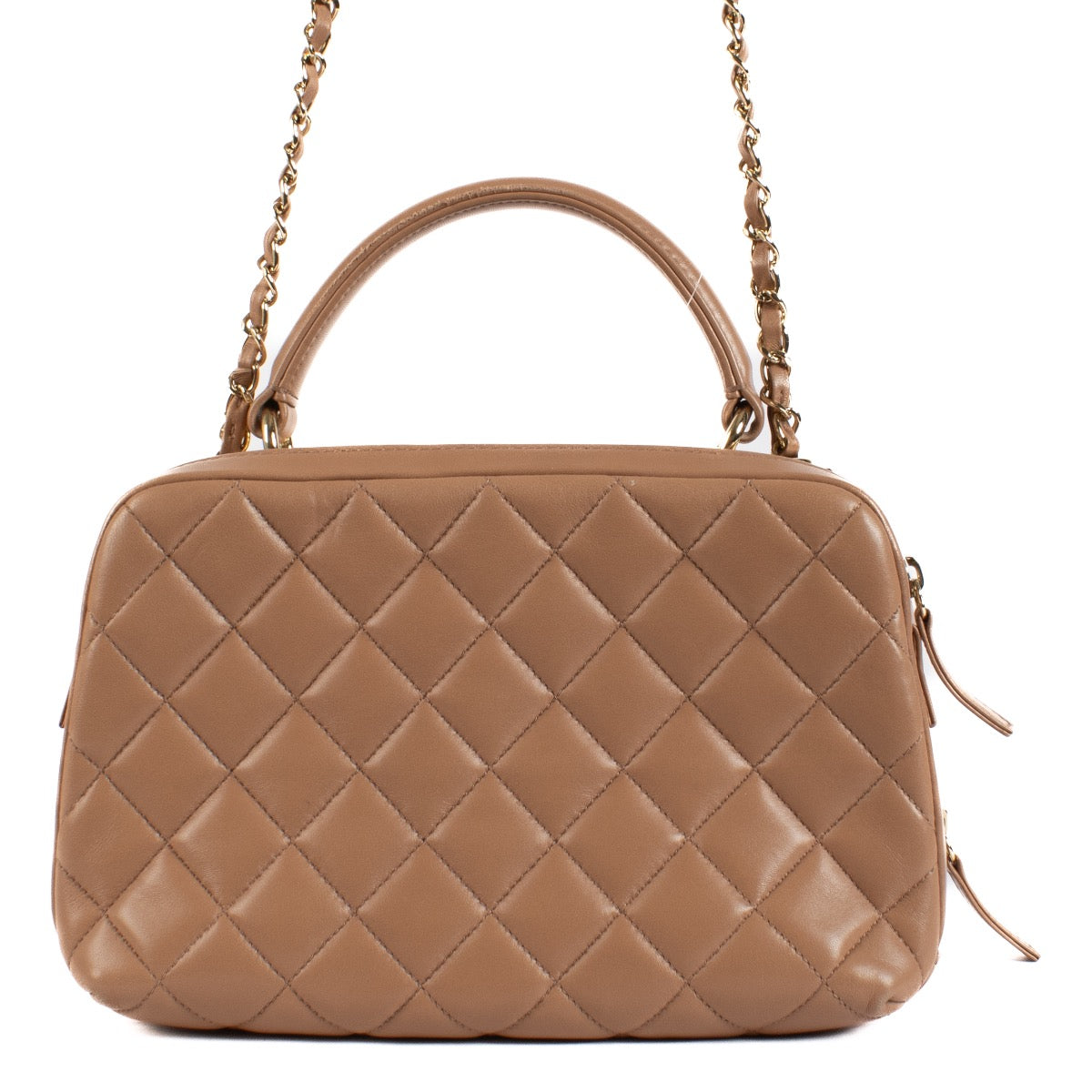 Shop safe online at Labellov in Antwerp, Brussels and Knokke this 100% authentic second hand Chanel Vieux Rose Metal Bar Bowling Bag. Koop veilig online bij Chanel Vieux Rose Metal Bar Bowling Bag.