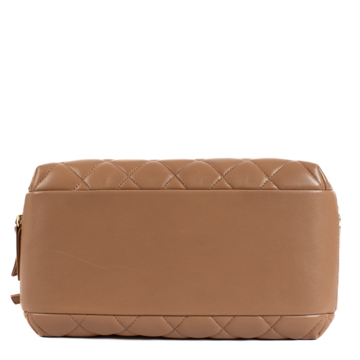 Shop safe online at Labellov in Antwerp, Brussels and Knokke this 100% authentic second hand Chanel Vieux Rose Metal Bar Bowling Bag. Koop veilig online bij Chanel Vieux Rose Metal Bar Bowling Bag.