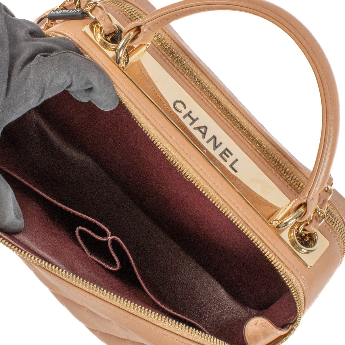 Shop safe online at Labellov in Antwerp, Brussels and Knokke this 100% authentic second hand Chanel Vieux Rose Metal Bar Bowling Bag. Koop veilig online bij Chanel Vieux Rose Metal Bar Bowling Bag.