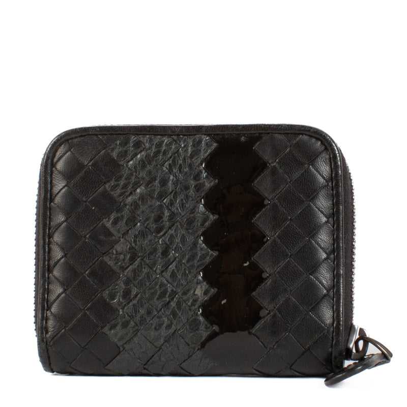 Shop safe online at Labellov in Antwerp, Brussels and Knokke this 100% authentic second hand Bottega Veneta Black Python/Intrecciato Card Wallet. Veilig online tweedehands authentieke Bottega Veneta zwarte portefeuille kopen bij Labellov.