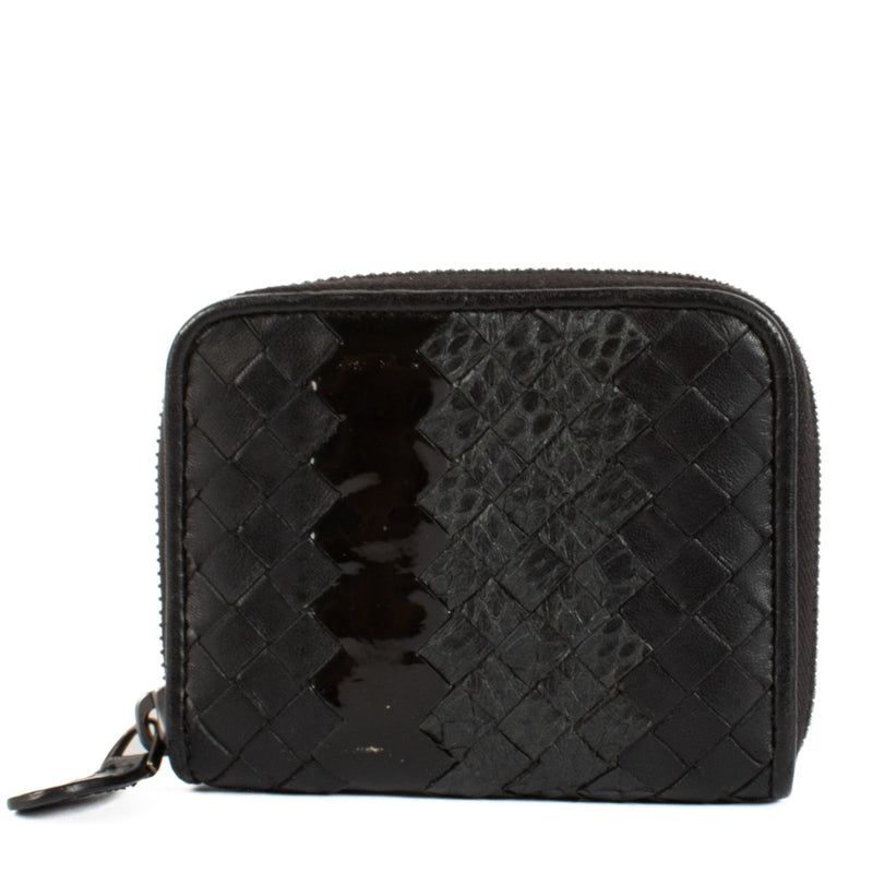 Shop safe online at Labellov in Antwerp, Brussels and Knokke this 100% authentic second hand Bottega Veneta Black Python/Intrecciato Card Wallet. Veilig online tweedehands authentieke Bottega Veneta zwarte portefeuille kopen bij Labellov.