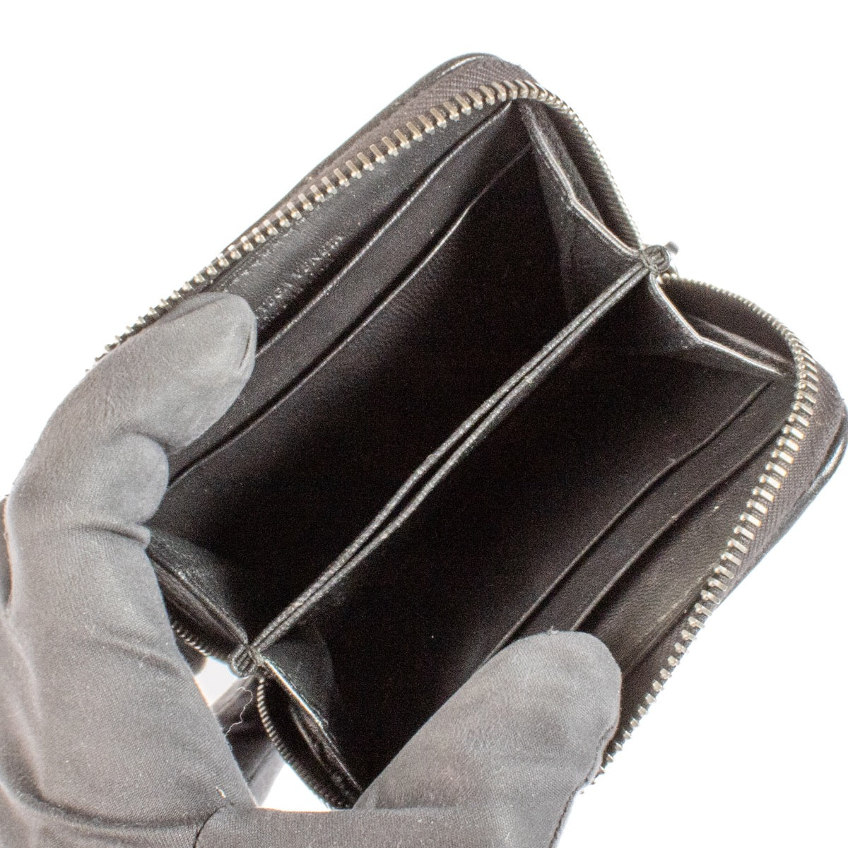 Shop safe online at Labellov in Antwerp, Brussels and Knokke this 100% authentic second hand Bottega Veneta Black Python/Intrecciato Card Wallet. Veilig online tweedehands authentieke Bottega Veneta zwarte portefeuille kopen bij Labellov.